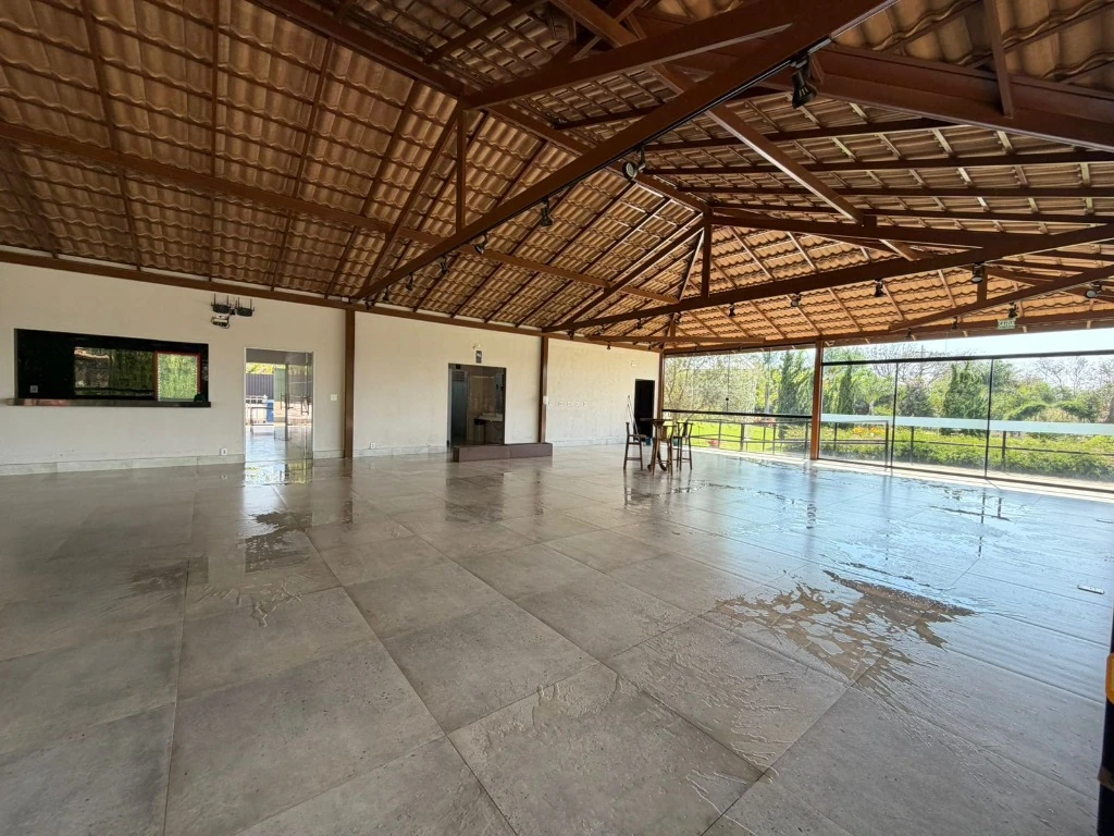 Salão Principal - Vista Ampla e Estrutura